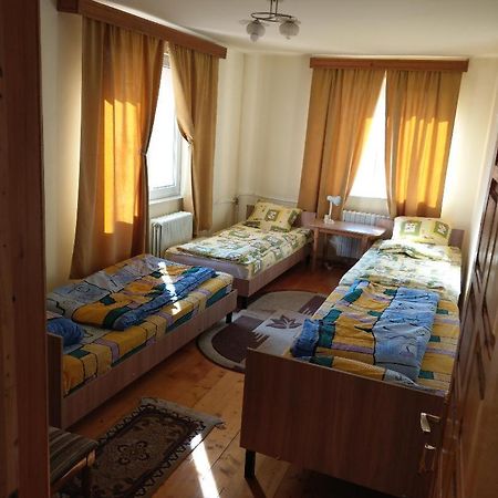 Lary Hostel Suceava Exterior foto