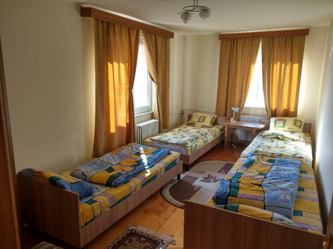 Lary Hostel Suceava Exterior foto